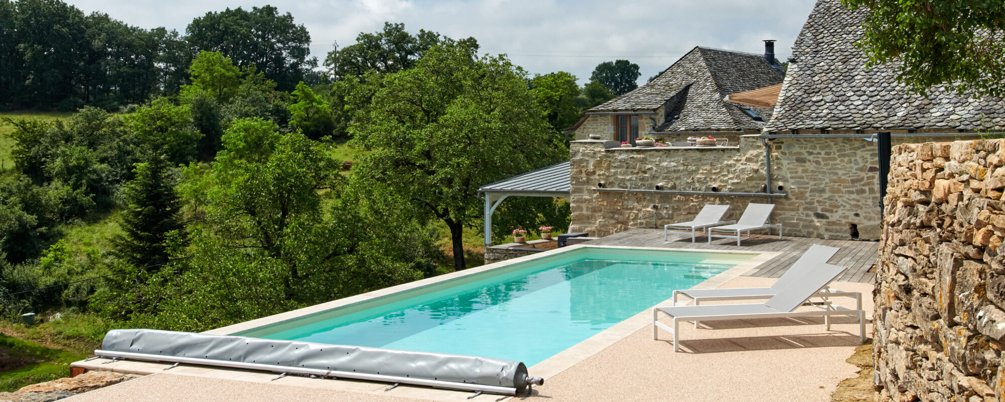 Les différents types de rideaux de piscine : caractéristiques, avantages et prix