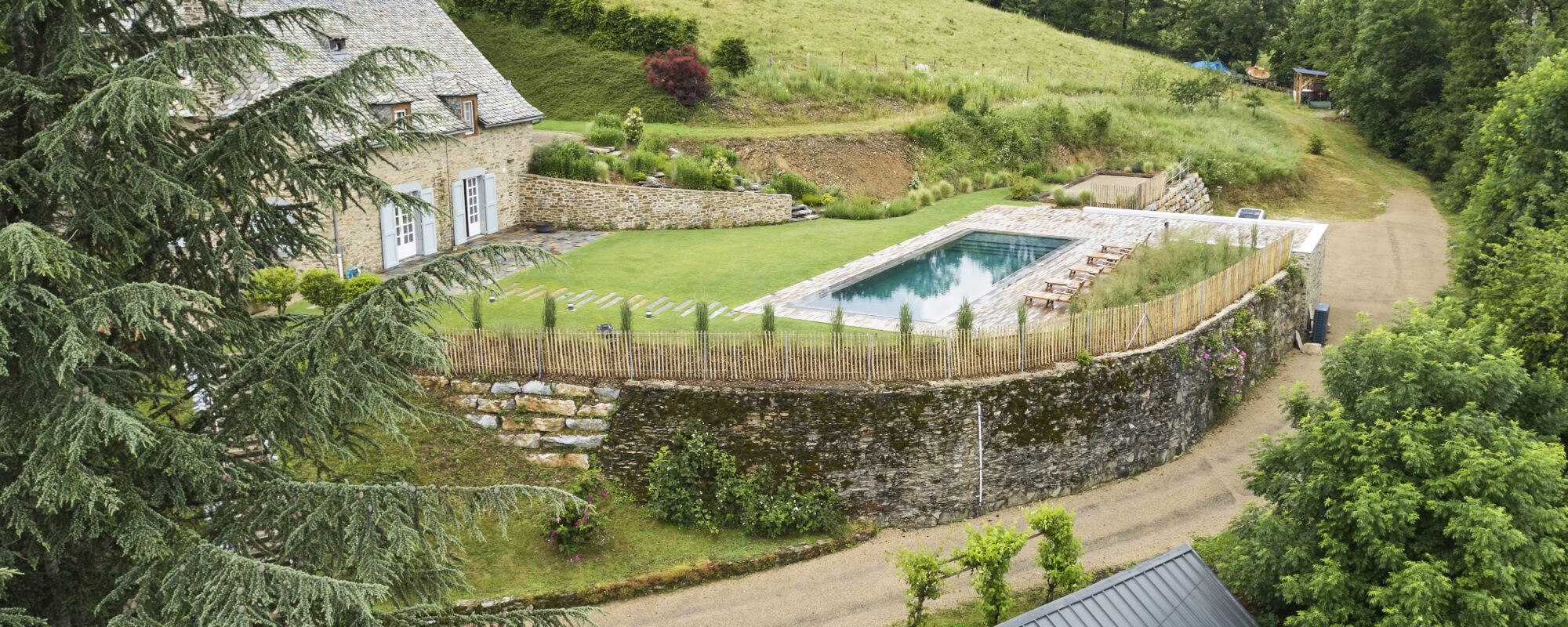 Rénovation d'un couloir de nage aux dimensions 14,00 x 4,00 m relevé de 0,60 m et décalé de 2,00 m avec un terrasse en bois et des margelles gris clair