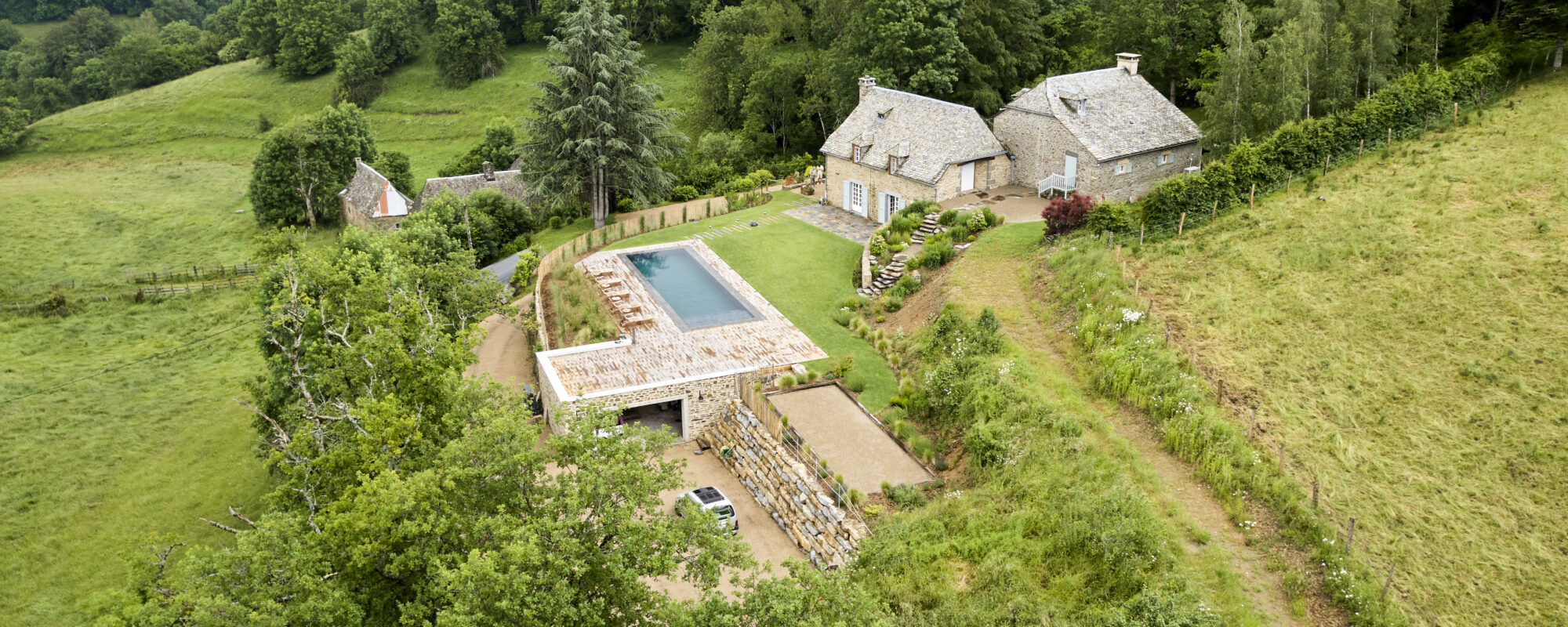 Rénovation d'un couloir de nage aux dimensions 14,00 x 4,00 m relevé de 0,60 m et décalé de 2,00 m avec un terrasse en bois et des margelles gris clair