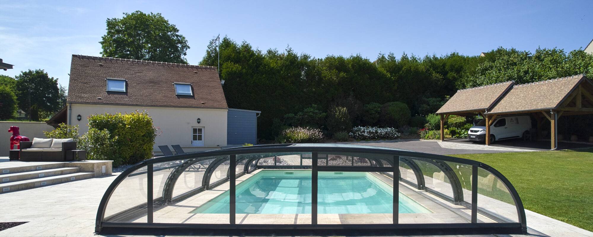 Piscine rectangulaire de 9.00 x 4.00 m, plages en pierres naturelles