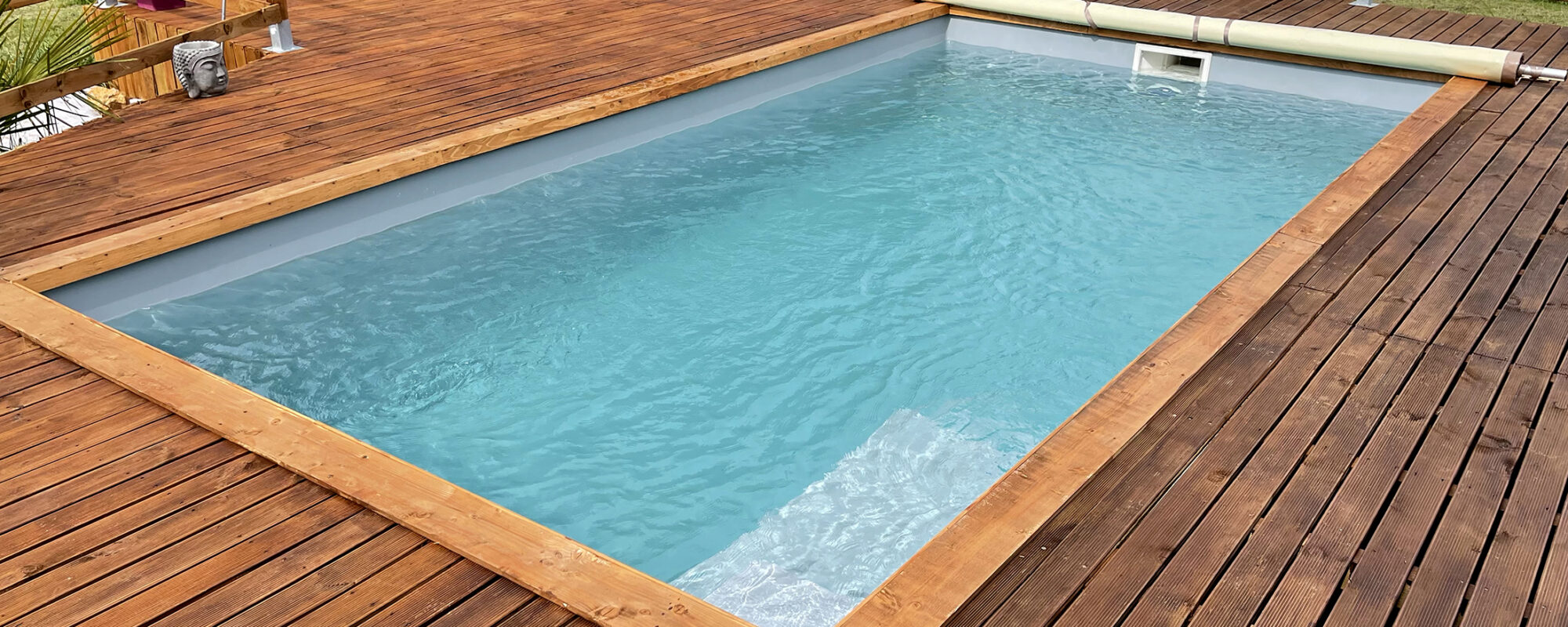 Piscine coque extérieure avec plage en bois - Catusse Piscines & Spas