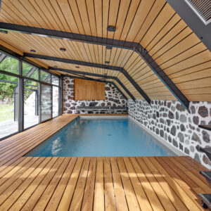 Piscine Intérieure 8,40 x 3,80 m et 1,50 m de profondeur, escalier angle et banquette, plage en bois