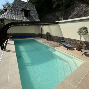 Piscine 9 x 3,50 m, escalier angle et banquette, margelles et plage en pierre naturelle, abri haut mural fixe-mobile-fixe