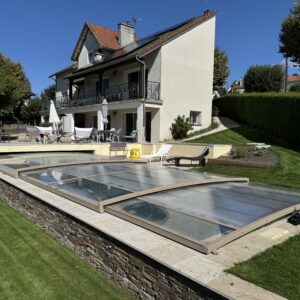 Concept OUTDOOR terrasse béton et abri plat, piscine classique 10 x 4 m, membrane armée pierre de jade, escalier angle et banquette, margelles et plage en pierre naturelle - @ Maxence CATUSSE