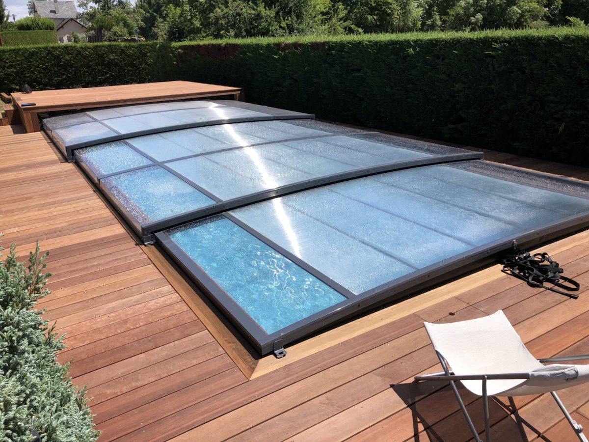 Piscine rectangulaire avec abri plat et rangement sous la terrasse, plage et lagon grès cérame