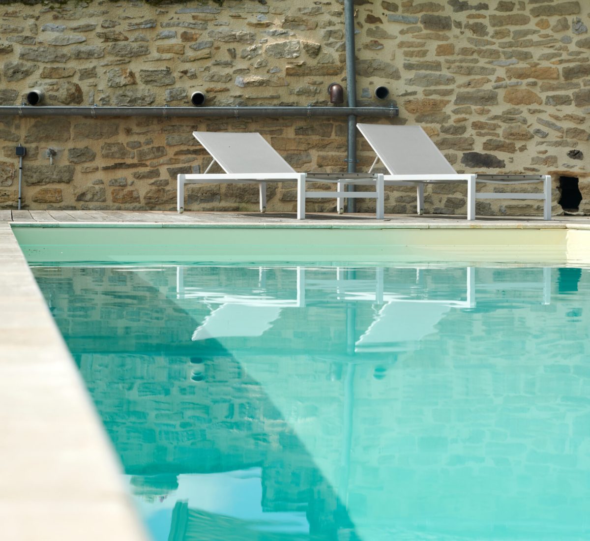 couloir de nage 12 x 3,5m avec escalier, revêtement liner et plage en bois, résine