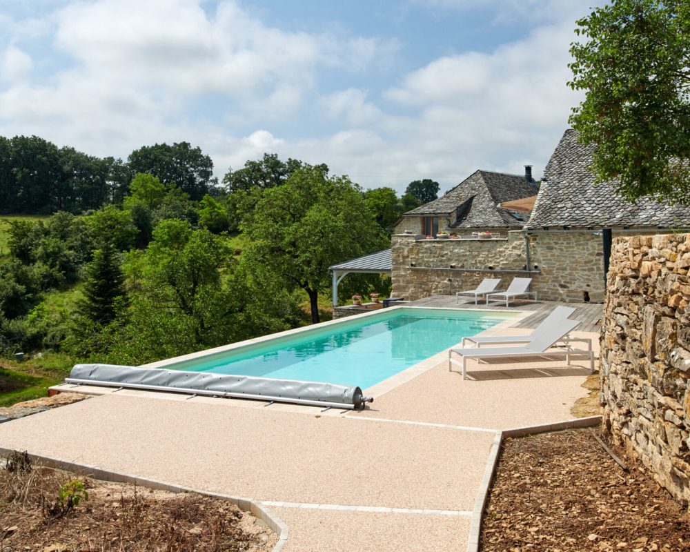 couloir de nage 12 x 3,5m avec escalier, revêtement liner et plage en bois, résine