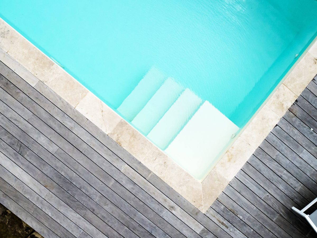 couloir de nage 12 x 3,5m avec escalier, revêtement liner et plage en bois, résine