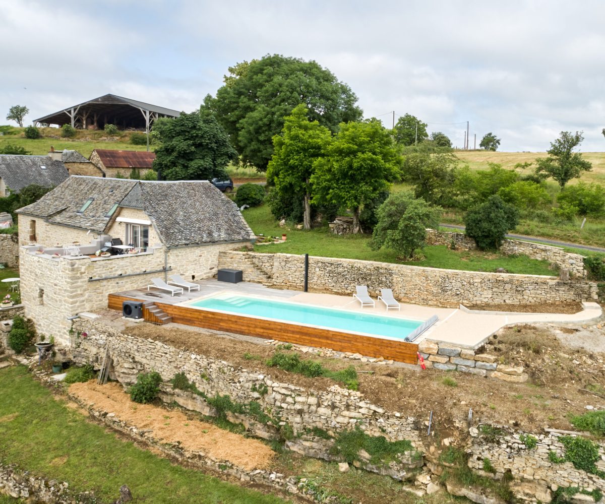 couloir de nage 12 x 3,5m avec escalier, revêtement liner et plage en bois, résine