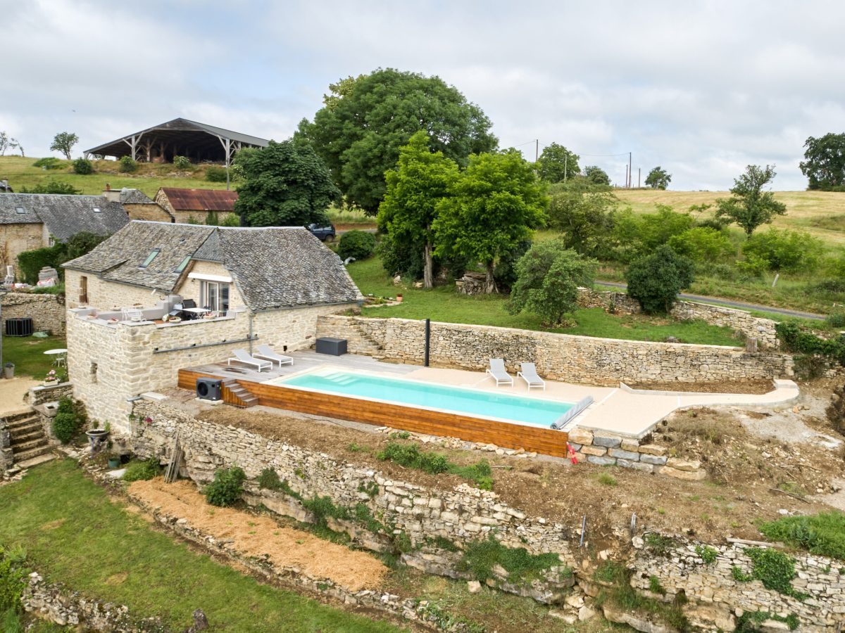 couloir de nage 12 x 3,5m avec escalier, revêtement liner et plage en bois, résine