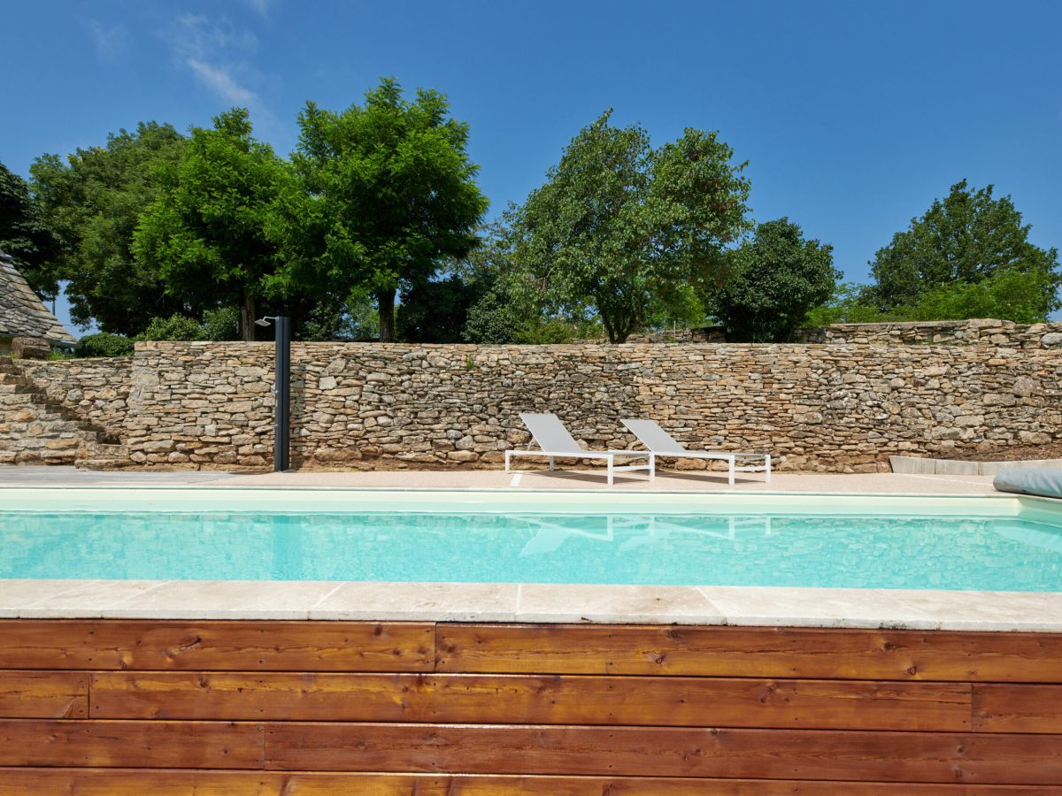 couloir de nage 12 x 3,5m avec escalier, revêtement liner et plage en bois, résine