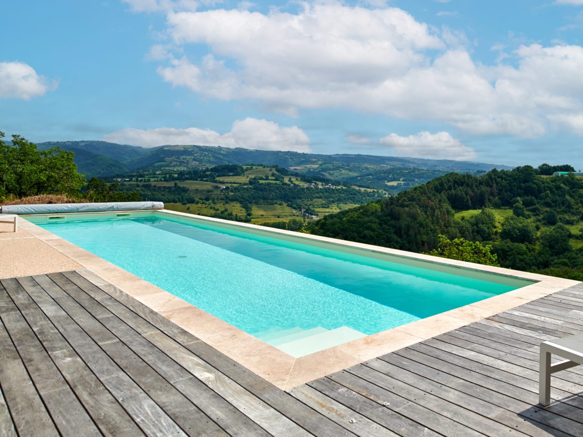 couloir de nage 12 x 3,5m avec escalier, revêtement liner et plage en bois, résine