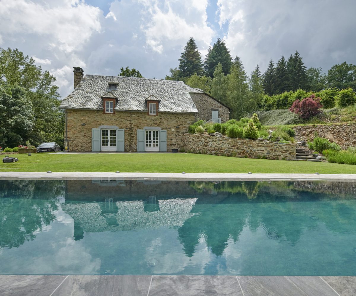 Rénovation d'un couloir de nage aux dimensions 14,00 x 4,00 m relevé de 0,60 m et décalé de 2,00 m avec un terrasse en bois et des margelles gris clair