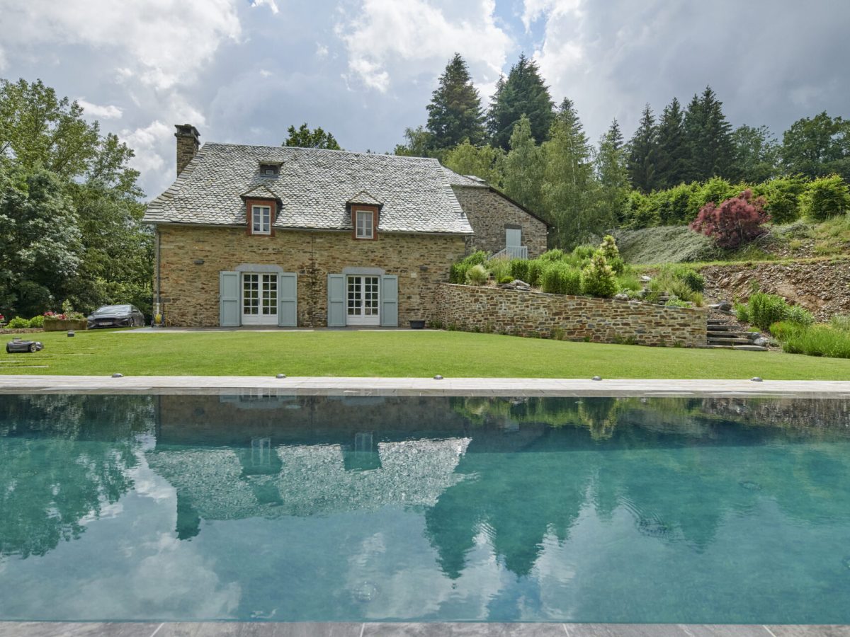 Rénovation d'un couloir de nage aux dimensions 14,00 x 4,00 m relevé de 0,60 m et décalé de 2,00 m avec un terrasse en bois et des margelles gris clair