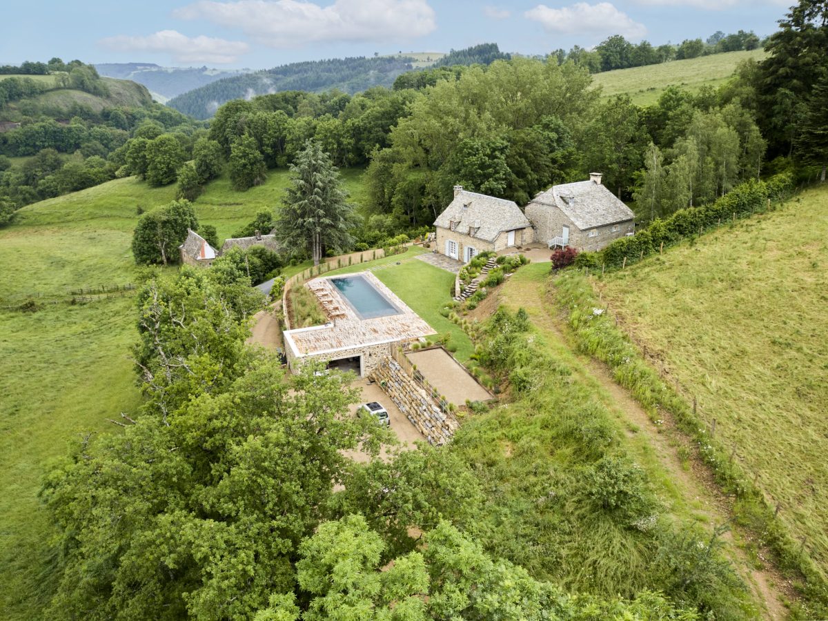 Rénovation d'un couloir de nage aux dimensions 14,00 x 4,00 m relevé de 0,60 m et décalé de 2,00 m avec un terrasse en bois et des margelles gris clair