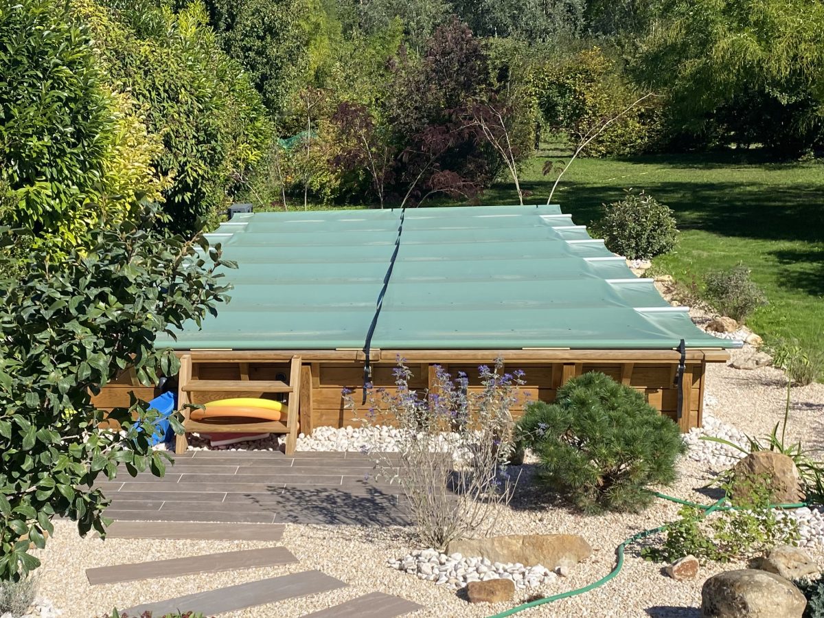 Piscine semi-enterrée avec bâche à barres - Réalisation Ferté Piscines © Coralie LÉVÊQUE