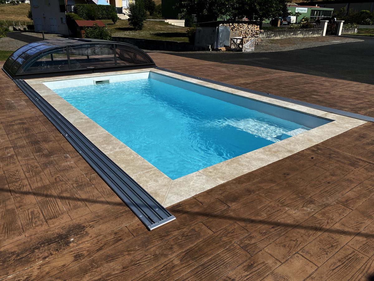 Piscine coque avec abri bas sur rails - Catusse Piscines & Spas