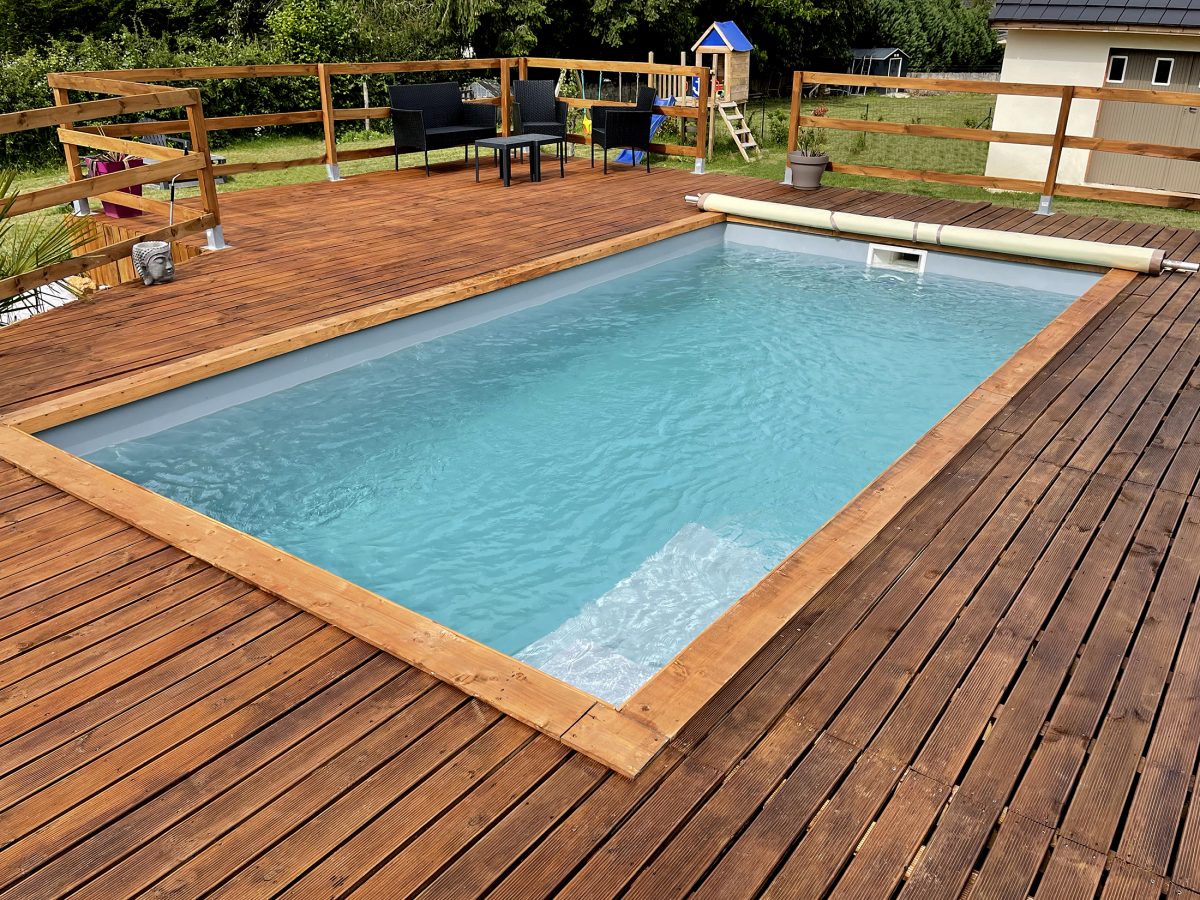 Piscine coque extérieure avec plage en bois - Catusse Piscines & Spas