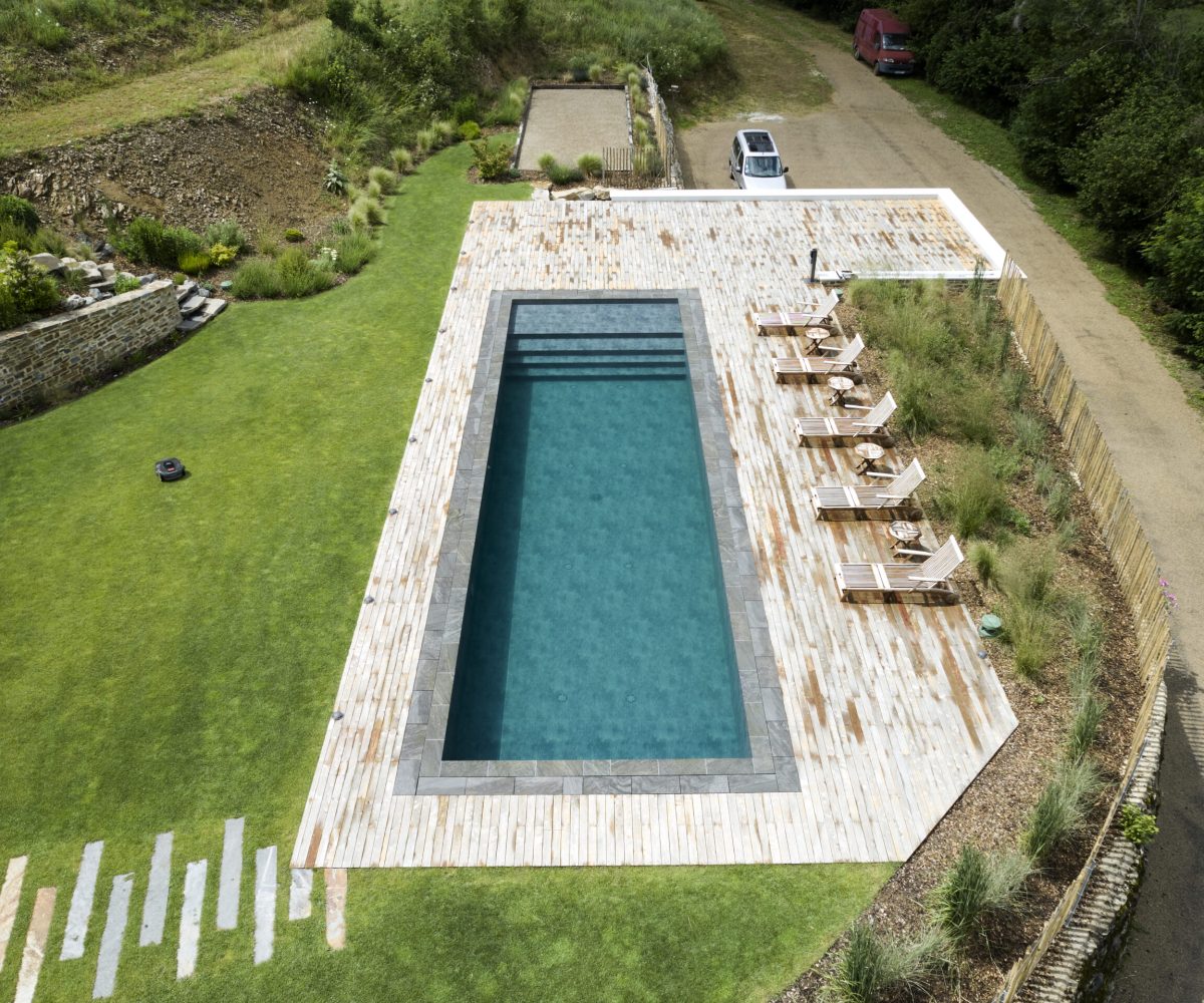 Rénovation d'un couloir de nage aux dimensions 14,00 x 4,00 m relevé de 0,60 m et décalé de 2,00 m avec un terrasse en bois et des margelles gris clair