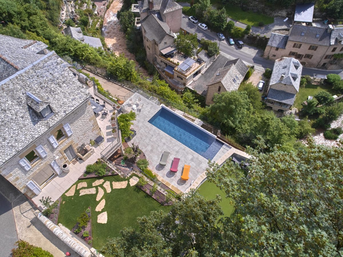 Piscine à débordement sur la largeur de 9 x 3.5 m, profondeur 1.20 à 1.80m avec escalier d’angle et banquette volet