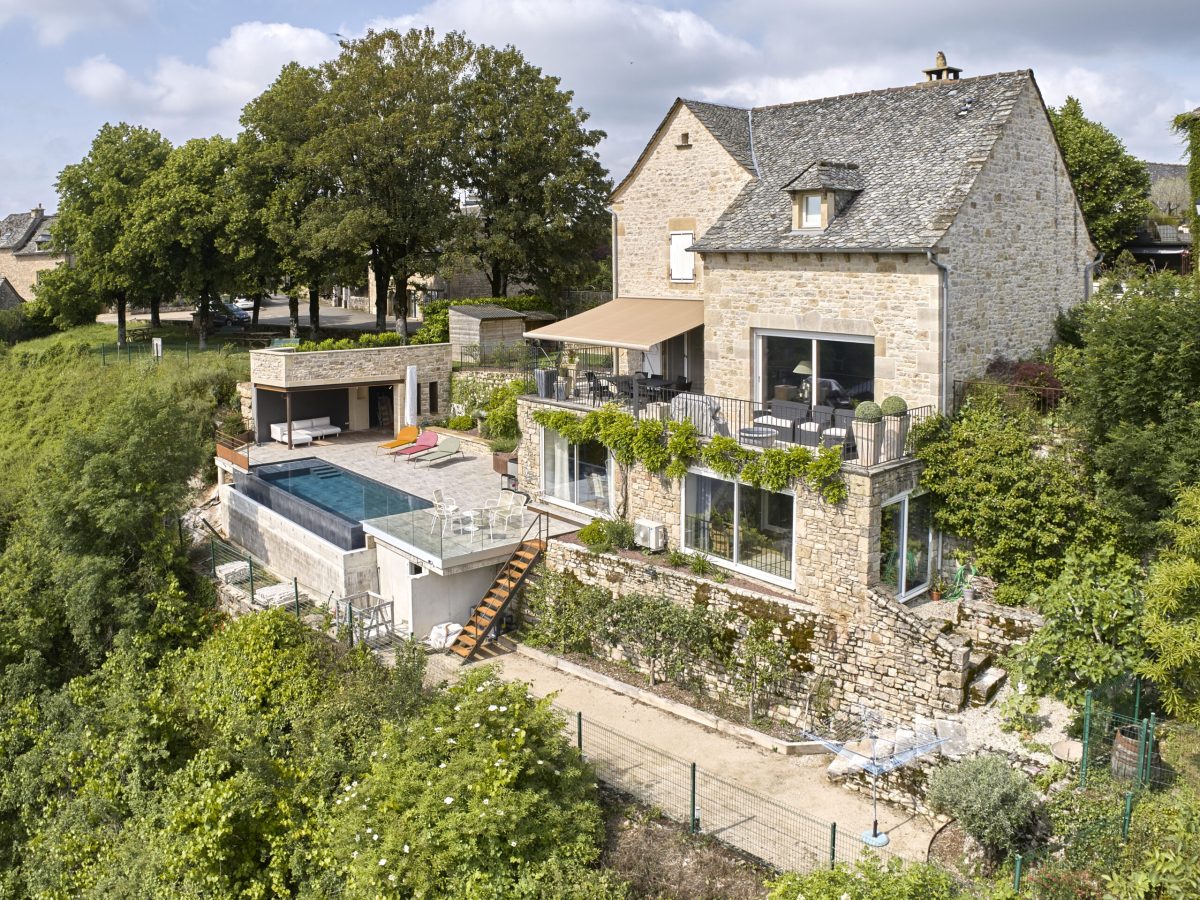 Piscine à débordement sur la largeur de 9 x 3,5 m, profondeur 1,20 à 1,80 m avec escalier d’angle et banquette volet