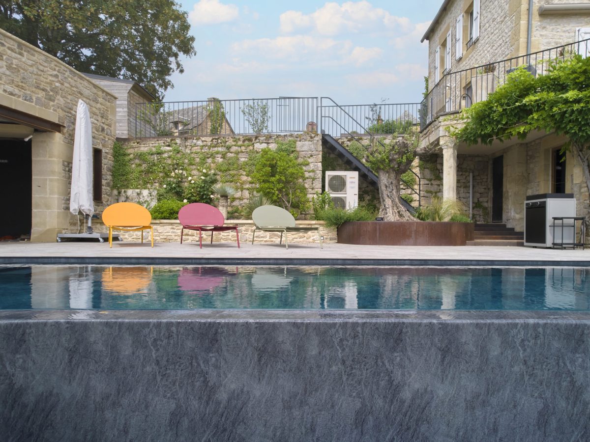 Piscine à débordement sur la largeur de 9 x 3.5 m, profondeur 1.20 à 1.80m avec escalier d’angle et banquette volet