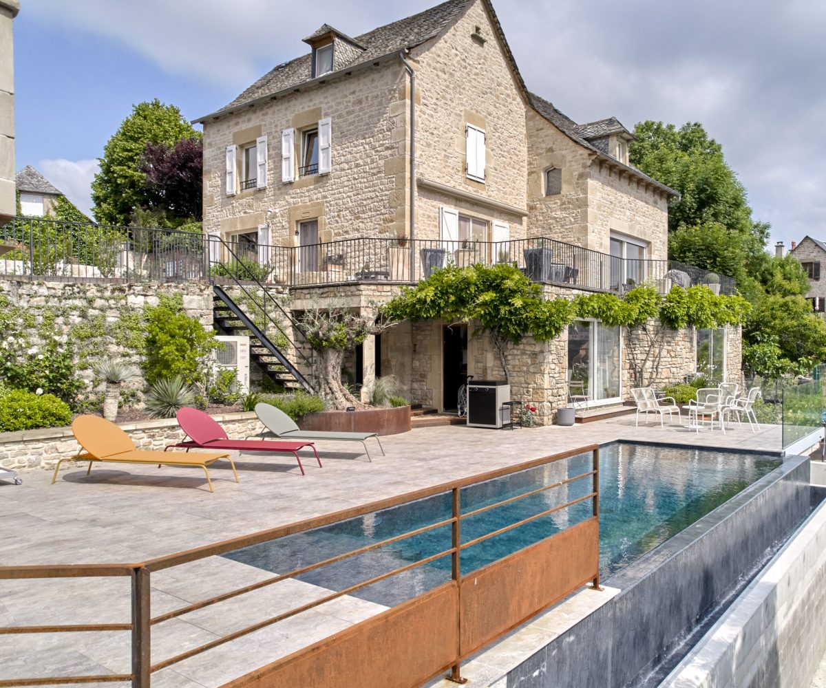 Piscine à débordement sur la largeur de 9 x 3.5 m, profondeur 1.20 à 1.80m avec escalier d’angle et banquette volet