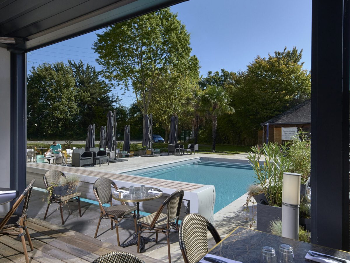 Piscine professionnelle rectangulaire 10,00 x 5,00 m avec terrasse restaurant aux abords