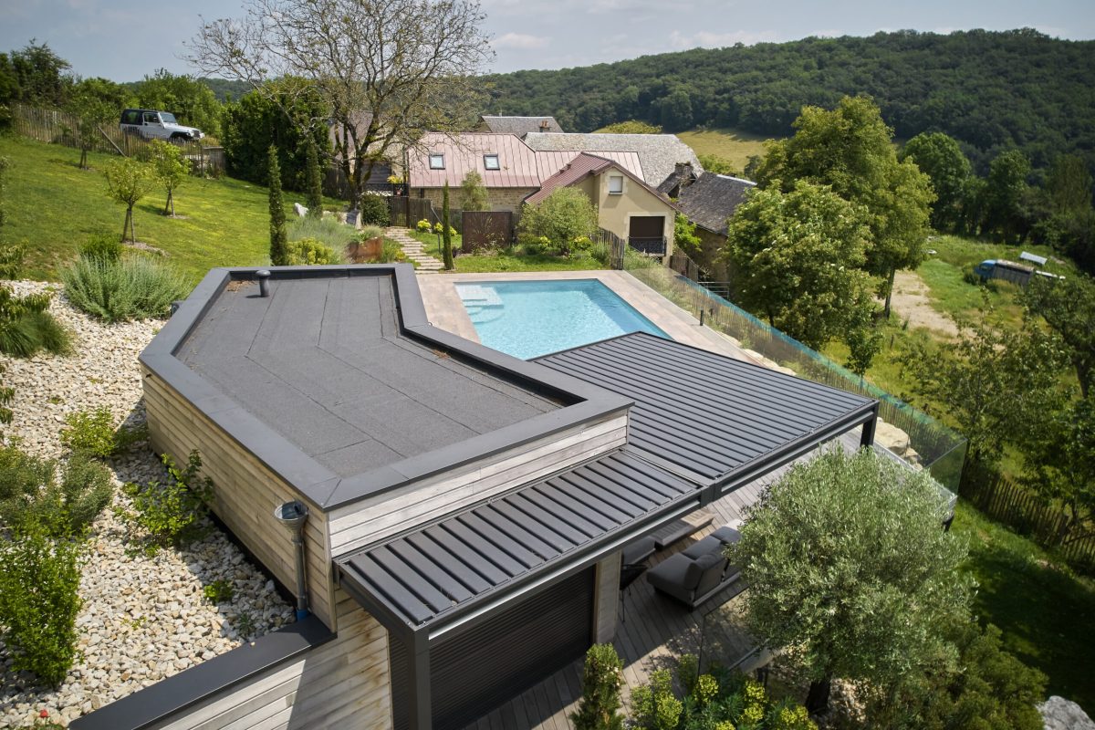 Piscine rectangulaire 16x5,5m avec plage et lagon grès cérame