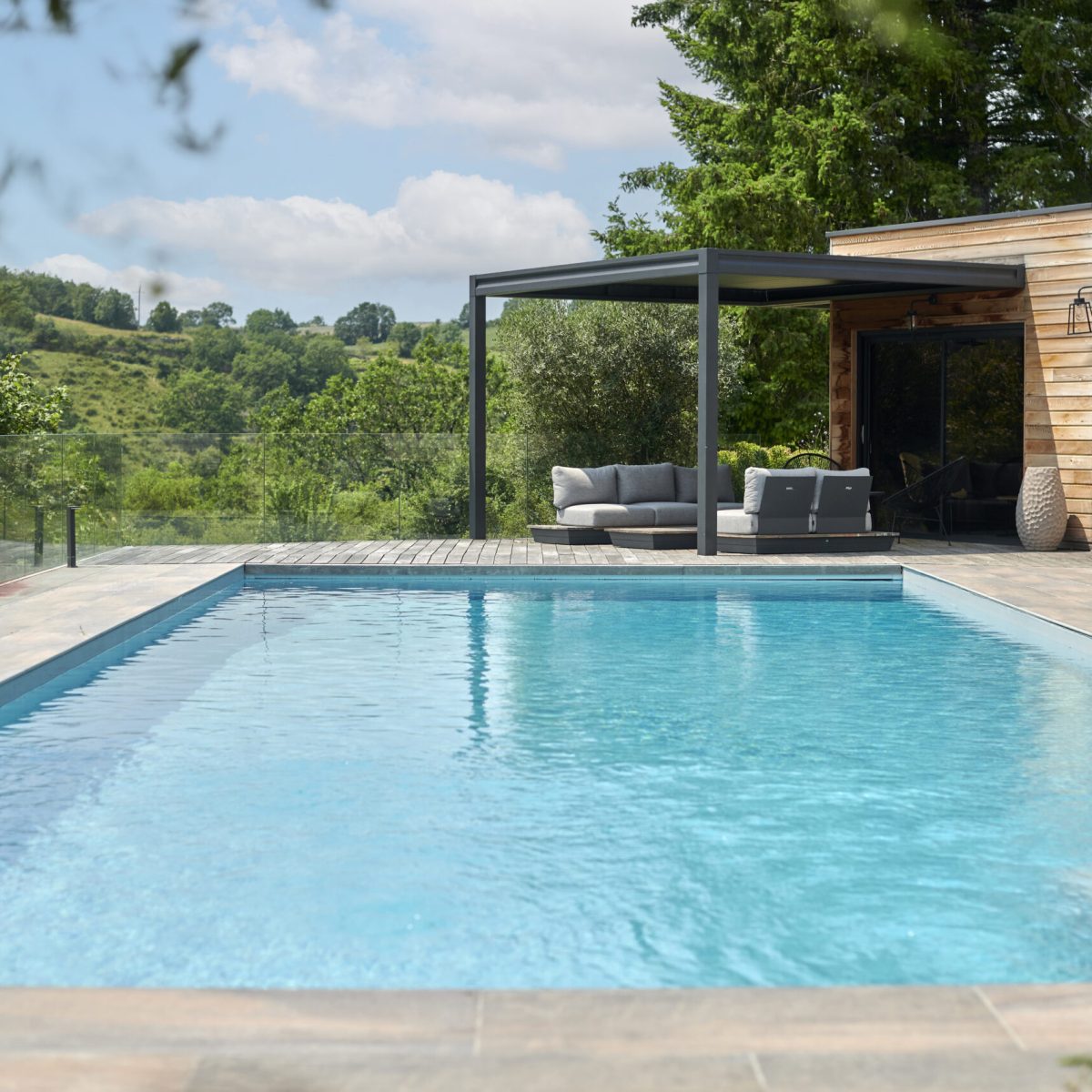 Piscine rectangulaire 16x5,5m avec plage et lagon grès cérame