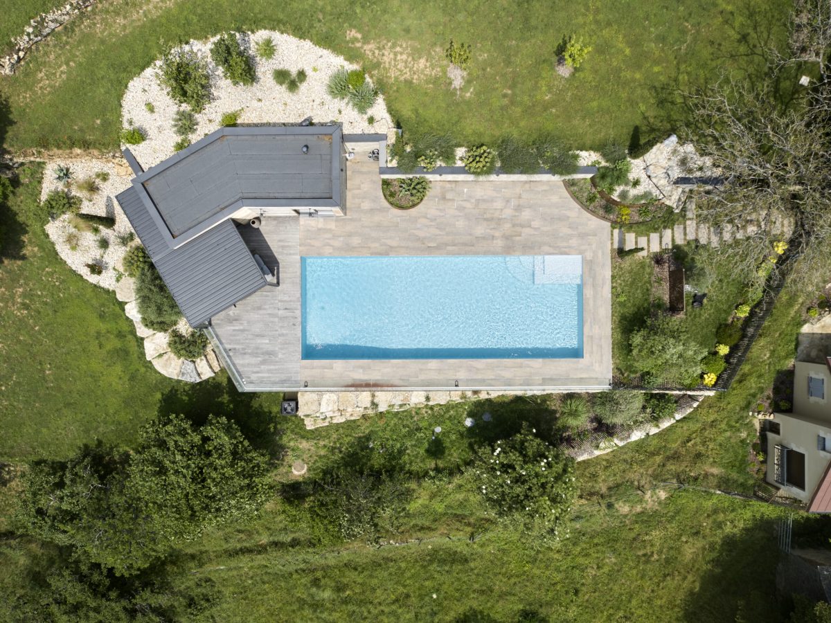 Piscine rectangulaire 16x5,5m avec plage et lagon grès cérame