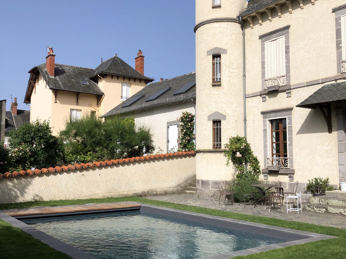 Piscine rectangulaire 8x4,5m avec escalier, margelles en pierre naturelle