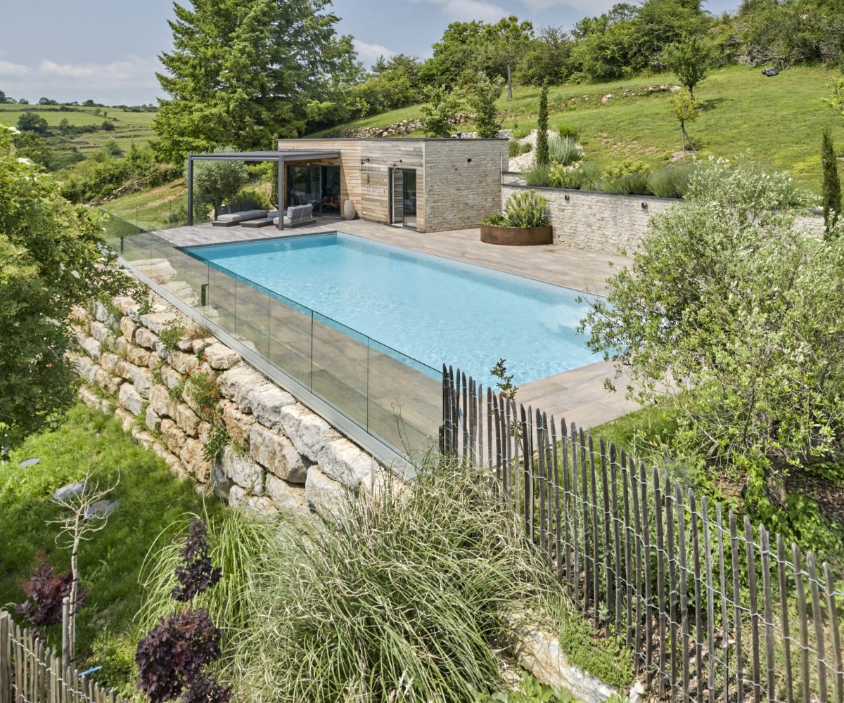 Piscine rectangulaire 16x5,5m avec plage et lagon grès cérame