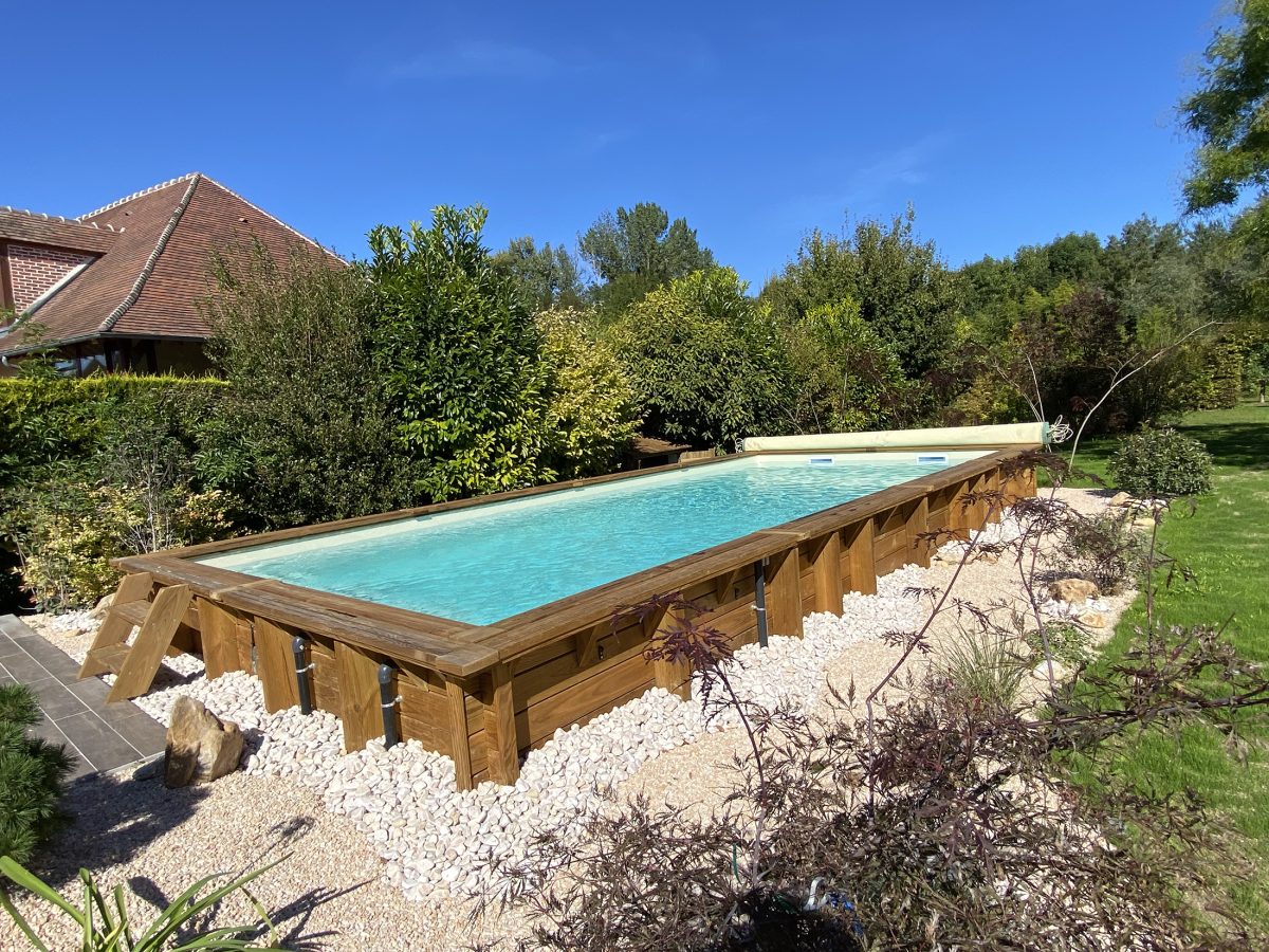 Piscine semi-enterrée rectangulaire en bois - Réalisation Ferté Piscines © Coralie LÉVÊQUE